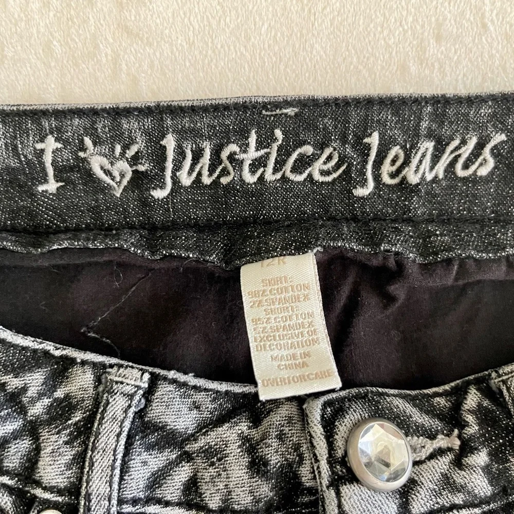 JUSTICE, BLACK JEAN SKIRT. SHORTS UNDERNEATH. IN NEW CONDITION. SIZE 11/12.